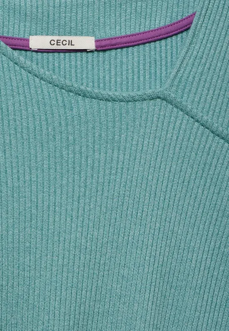 Detail eines gerippten, türkisfarbenen Pullovers mit lila Kragenabschluss.